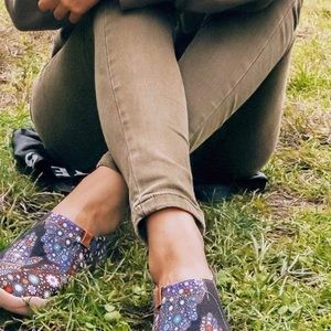 NEW- UIN canvas travel shoes size 5